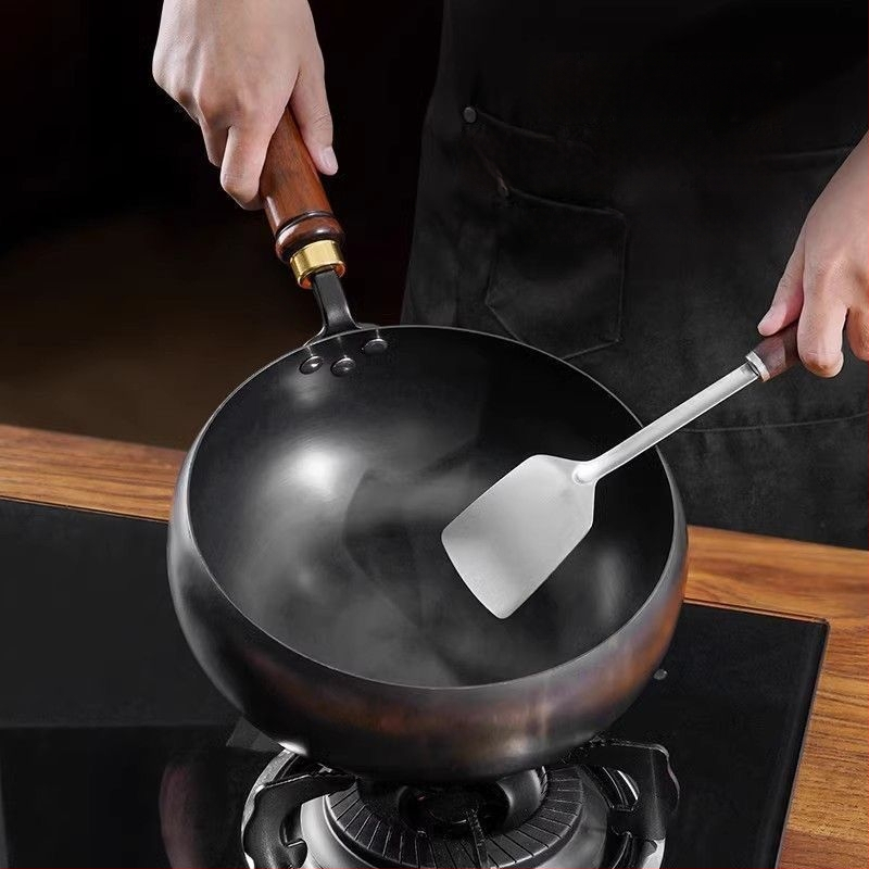 Tradicionalni wok od lijevanog željeza s velikim trbušnim oblikom, ručno izrađena kućna tava s neprijanjajućim premazom