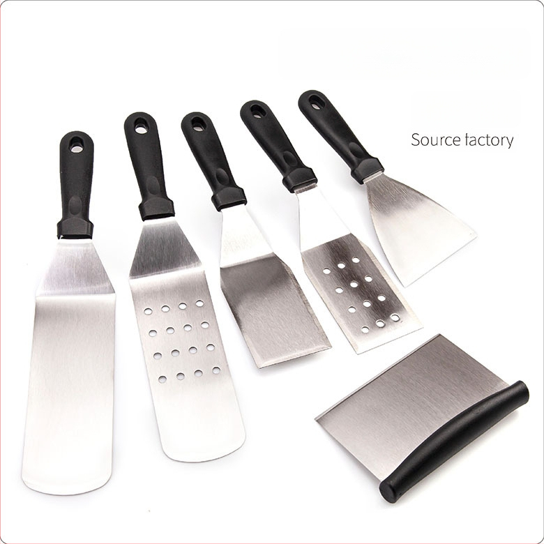 Rozsdamentes acél teppanyaki spatula készlet kültéri grillsütéshez — modern minimalista design, tartalmaz spatulákat steakhez és palacsintákhoz, testreszabható