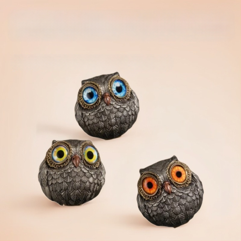Сова от синтетична смола – модерен минималистичен декоративен елемент за дома и градината