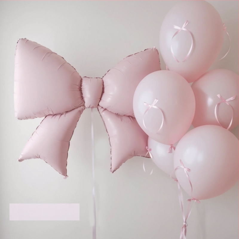 Mat ružičasti balon u obliku mašne i srca od aluminijske folije – dekoracija za fotografiranje na dječjem rođendanu