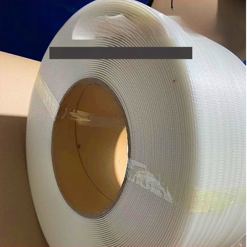 Prozirna PP traka za pakiranje za automatske strojeve za pakiranje, ekološki otisnuta, industrijska kvaliteta, debljina 0,8 mm, otpor naprezanju 200 kg, rola Ø400 mm s jezgom Ø200 mm, težina 10 kg, dvostruka namjena, plastične tkanine trake