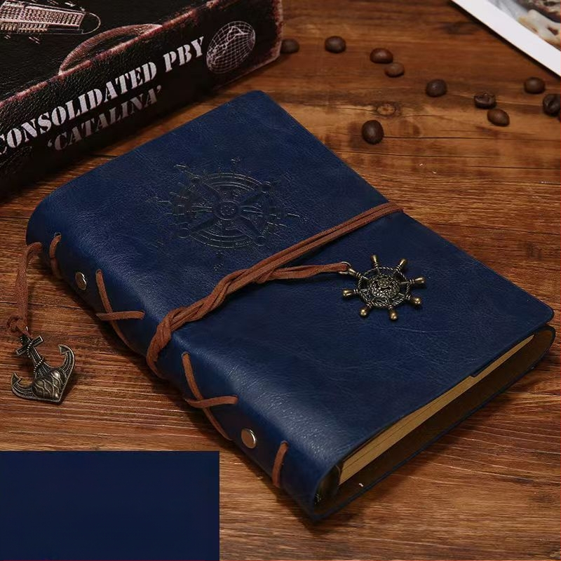 Retro dnevnik u europskom stilu s piratskom temom, s otvorenim listovima, korica od umjetne kože, kraft papirne stranice