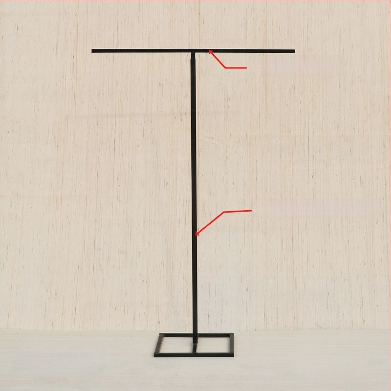 Nova verzija svadbene kovane dekorativne arkade na travnjaku s povlačnim pozadinskim zavjesama od mliječne šifona, stalak u obliku slova T