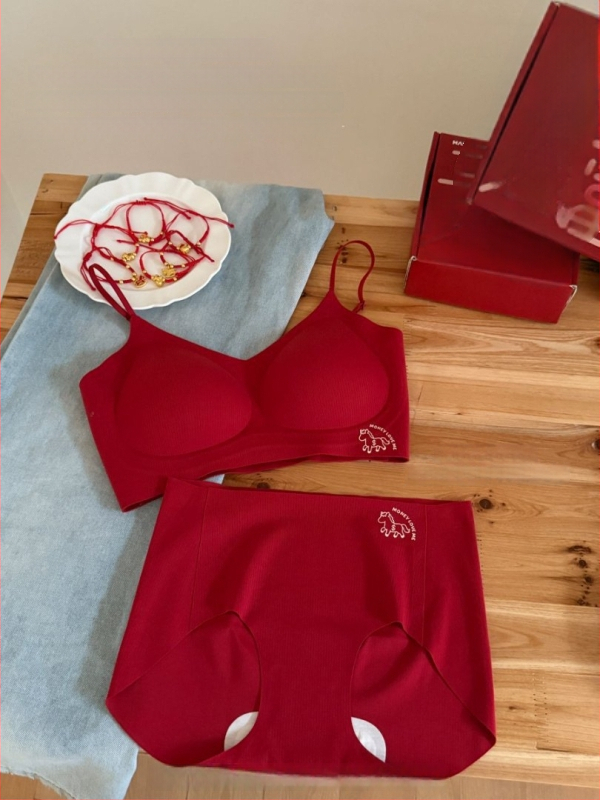 Női fehérnemű készlet drót nélküli, mély V kivágású, kosár típus 3/4, formázott kosár: vékony felső rész, vastag alsó rész, fő anyag pamut 95,4%