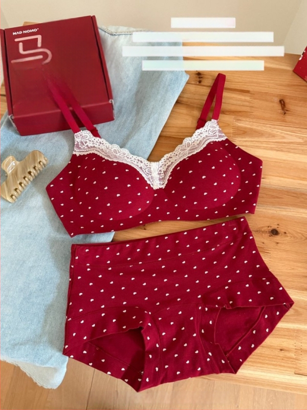 Női fehérnemű készlet drót nélküli, mély V kivágású, kosár típus 3/4, formázott kosár: vékony felső rész, vastag alsó rész, fő anyag pamut 95,4%