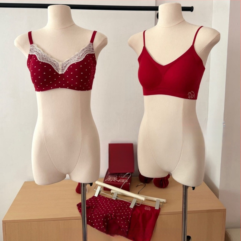 Női fehérnemű készlet drót nélküli, mély V kivágású, kosár típus 3/4, formázott kosár: vékony felső rész, vastag alsó rész, fő anyag pamut 95,4%