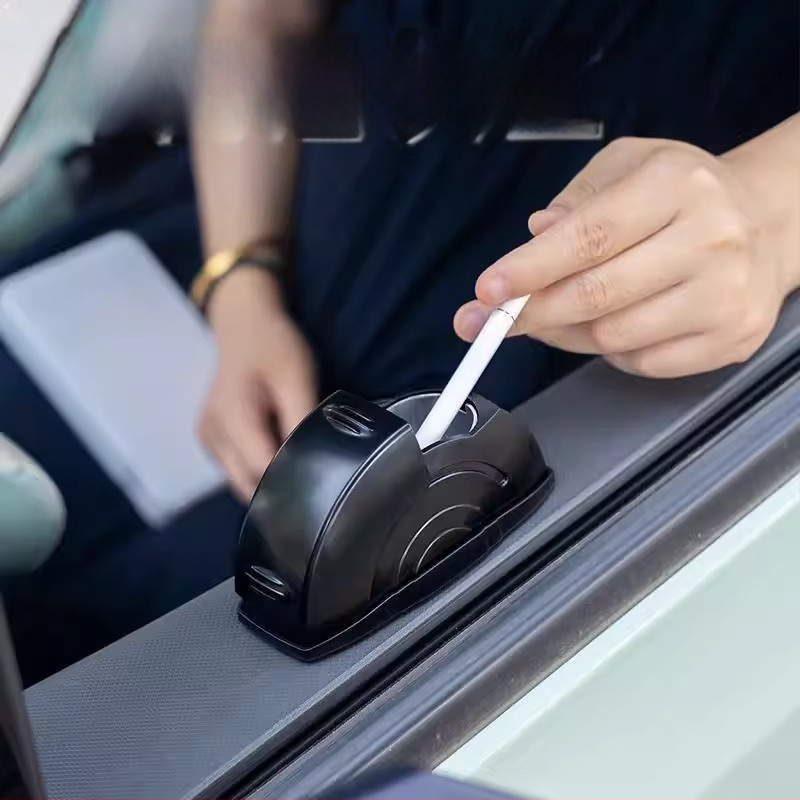 Kreativni auto pepeljak s metalnim unutarnjim dijelom i otvorenim poklopcem