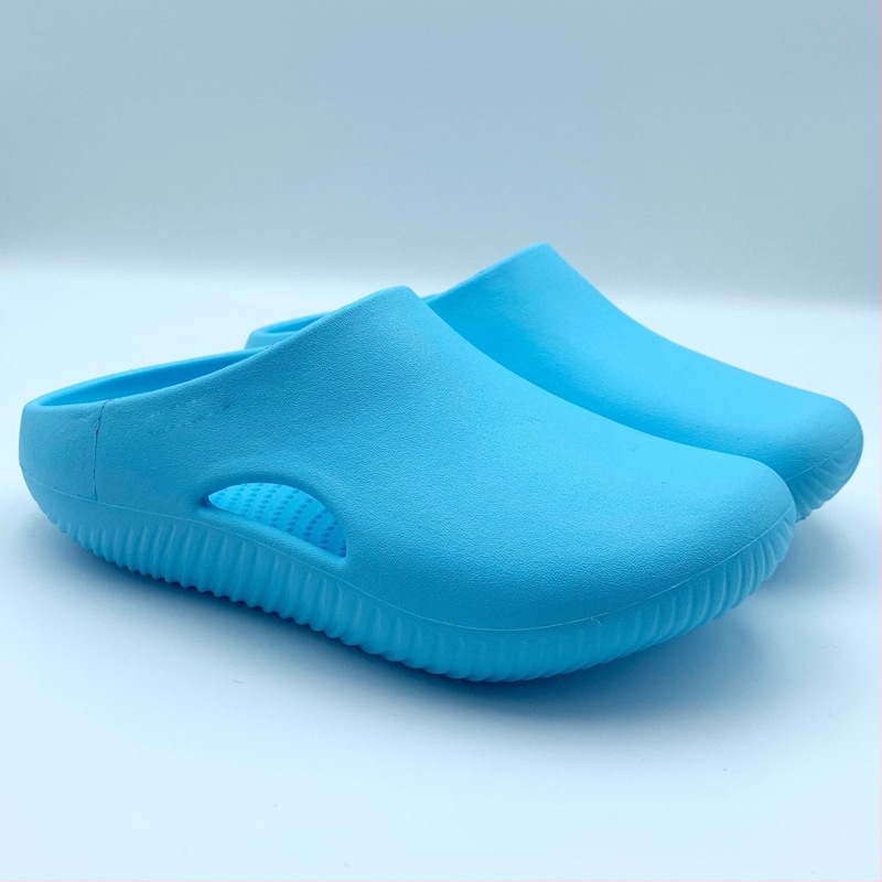 Uniszex EVA szandálok teljes ujjvédővel, egyrészes pántos kialakítás, EVA felső rész és talp, kerek orr, 2 cm lapos sarok, légáteresztő és könnyű sportos papucs