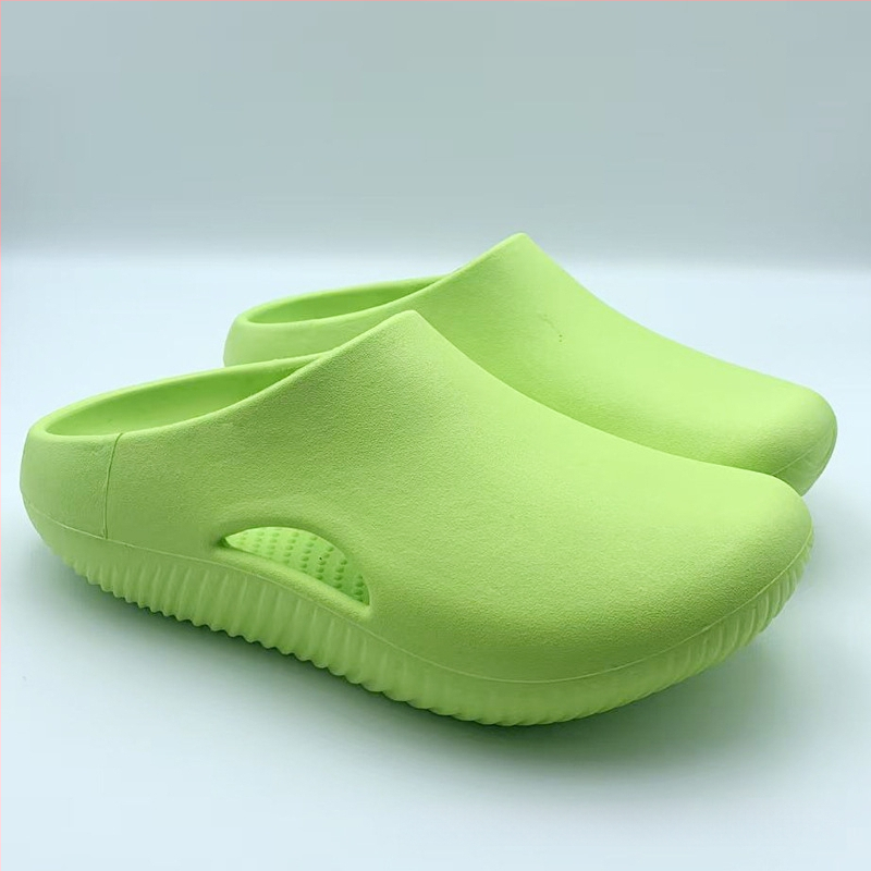 Uniszex EVA szandálok teljes ujjvédővel, egyrészes pántos kialakítás, EVA felső rész és talp, kerek orr, 2 cm lapos sarok, légáteresztő és könnyű sportos papucs