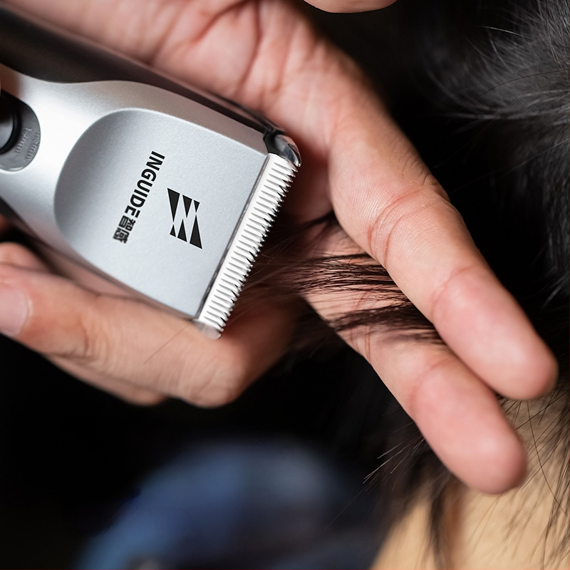 Vezeték nélküli hajvágó — beépített akkumulátor, kerámia vágófej, kefés motor, vízálló, teljesen mosható