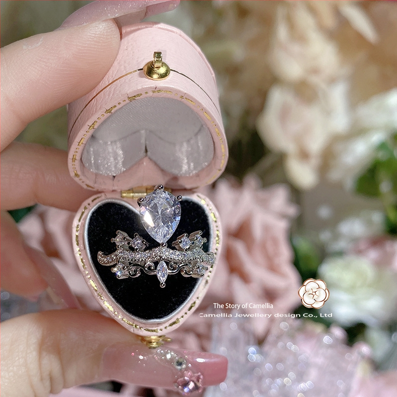 Női koronás gyűrű, réz alap, aranyozott bevonatú mesterséges kövek, női divat