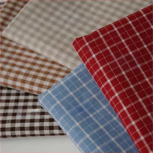 Kockás masnival ellátott textilhátfal rendezvényekhez — selyemvirágokkal, aranyos stílus, helyszín-elrendezési kellék