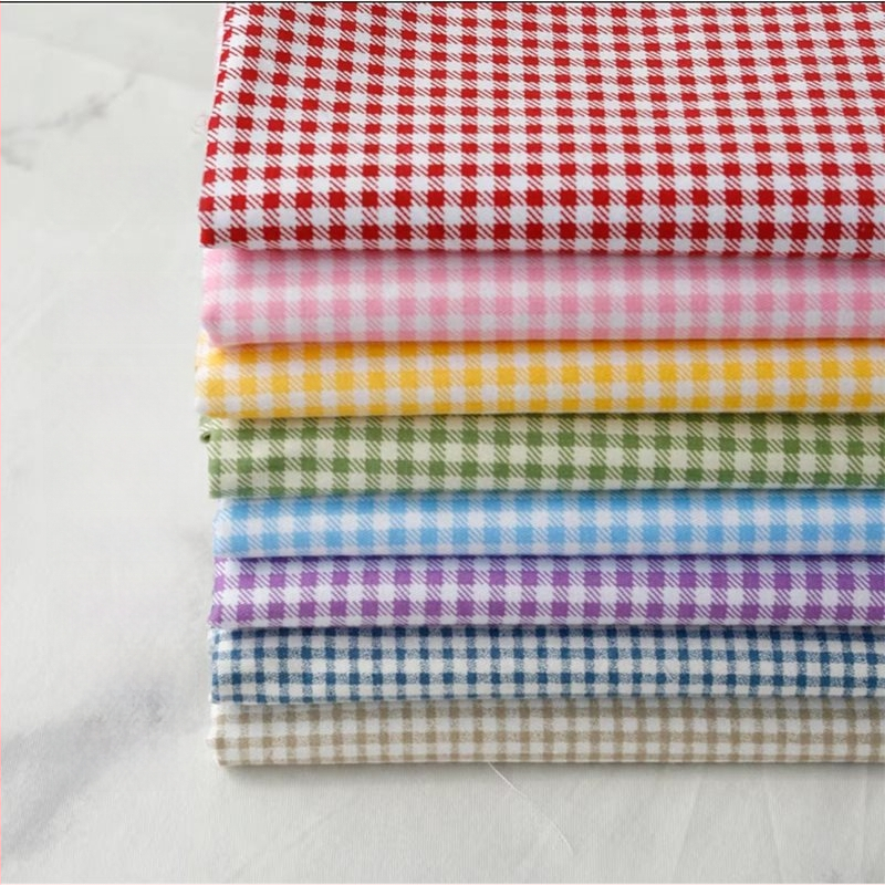 Kockás masnival ellátott textilhátfal rendezvényekhez — selyemvirágokkal, aranyos stílus, helyszín-elrendezési kellék