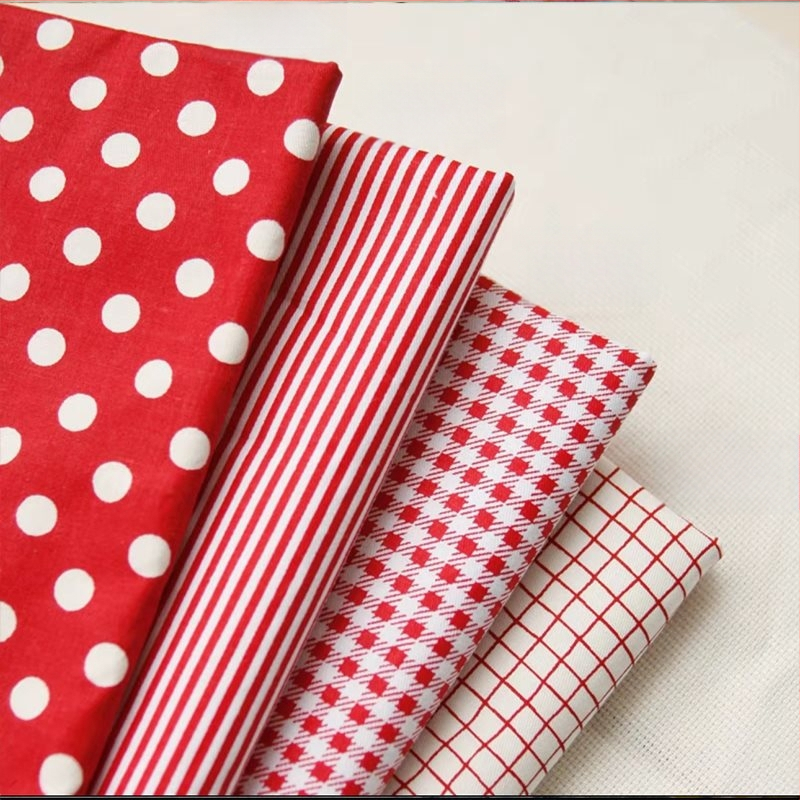 Kockás masnival ellátott textilhátfal rendezvényekhez — selyemvirágokkal, aranyos stílus, helyszín-elrendezési kellék