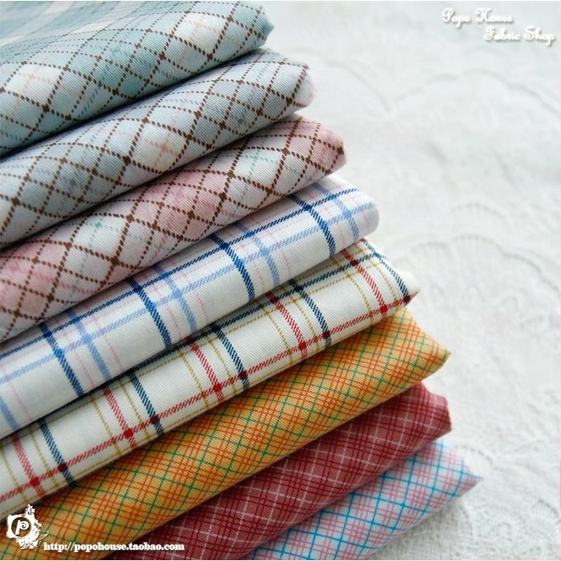 Kockás masnival ellátott textilhátfal rendezvényekhez — selyemvirágokkal, aranyos stílus, helyszín-elrendezési kellék