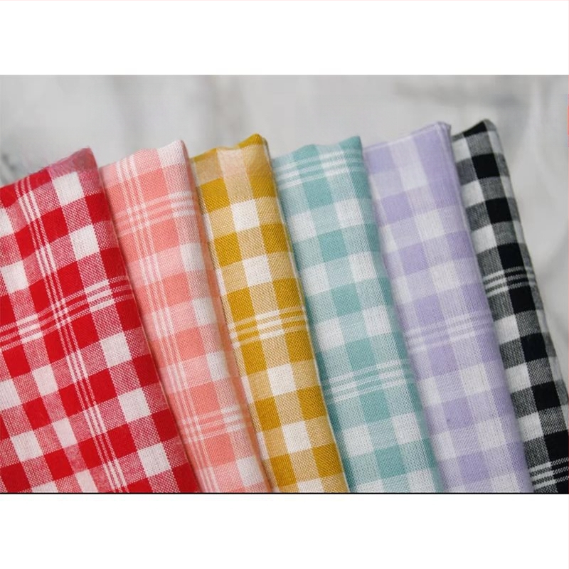 Kockás masnival ellátott textilhátfal rendezvényekhez — selyemvirágokkal, aranyos stílus, helyszín-elrendezési kellék