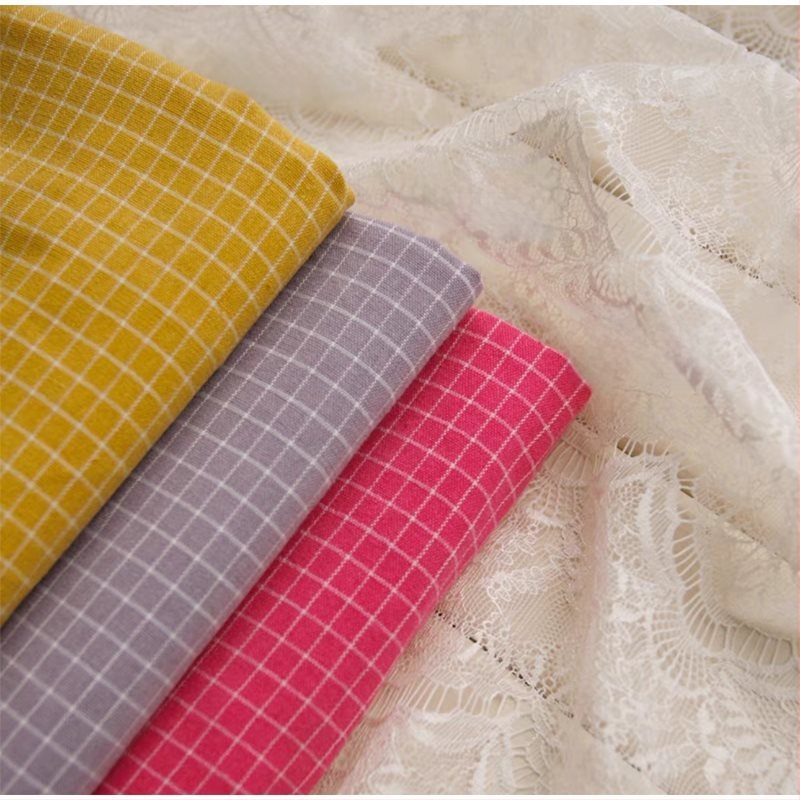 Kockás masnival ellátott textilhátfal rendezvényekhez — selyemvirágokkal, aranyos stílus, helyszín-elrendezési kellék