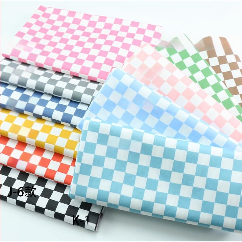 Kockás masnival ellátott textilhátfal rendezvényekhez — selyemvirágokkal, aranyos stílus, helyszín-elrendezési kellék