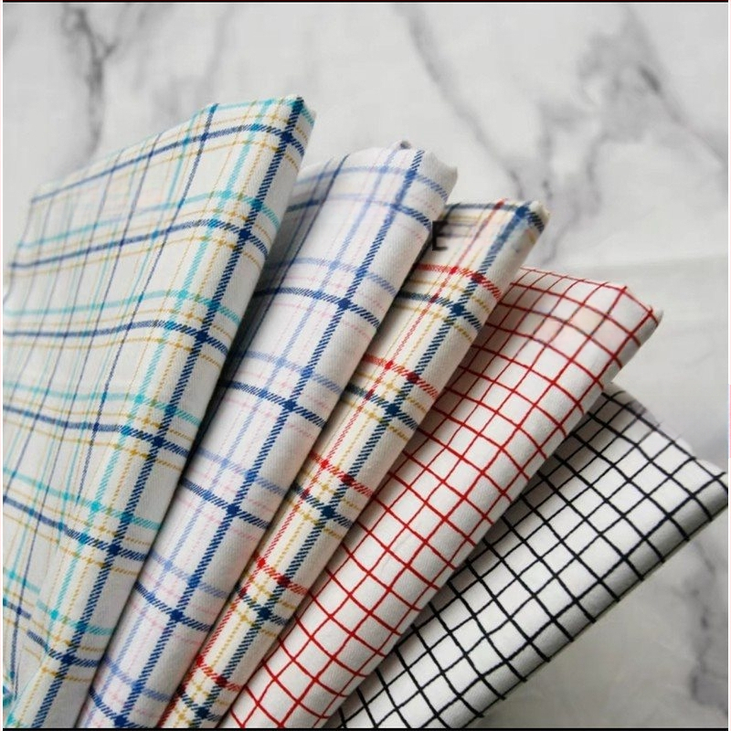 Kockás masnival ellátott textilhátfal rendezvényekhez — selyemvirágokkal, aranyos stílus, helyszín-elrendezési kellék