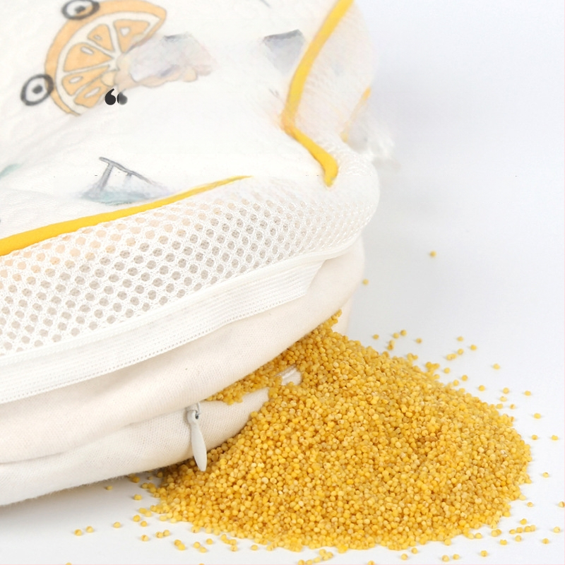 Perneță pentru bebeluși, în formă de stea de mare, nucleu din memory cotton, husă din fibre chimice, personalizare disponibilă; înălimea nucleului sub 5 cm; greutate sub 0,5 kg; potrivit pentru bebeluși.