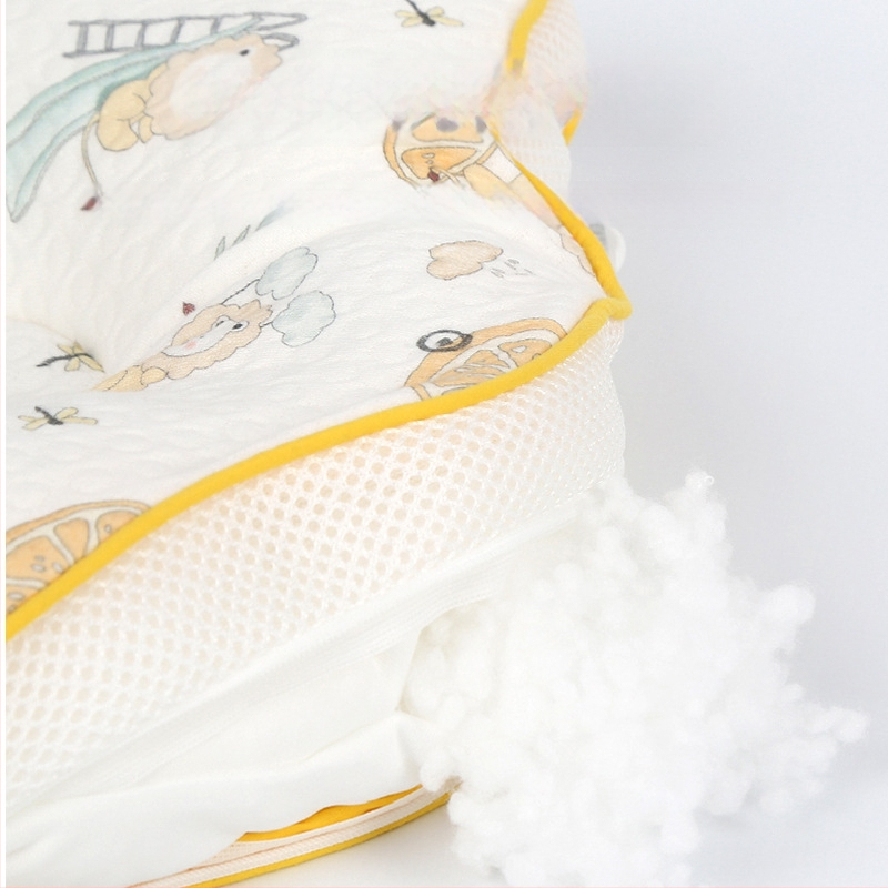 Perneță pentru bebeluși, în formă de stea de mare, nucleu din memory cotton, husă din fibre chimice, personalizare disponibilă; înălimea nucleului sub 5 cm; greutate sub 0,5 kg; potrivit pentru bebeluși.