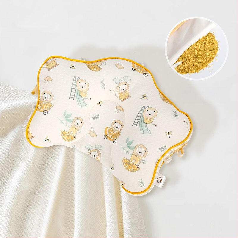 Perneță pentru bebeluși, în formă de stea de mare, nucleu din memory cotton, husă din fibre chimice, personalizare disponibilă; înălimea nucleului sub 5 cm; greutate sub 0,5 kg; potrivit pentru bebeluși.