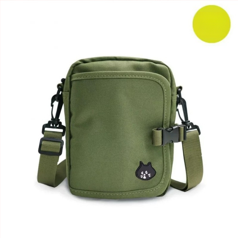 Crossbody torba za putovnicu s motivom Nya iznenađena mačka – jednostavan dizajn, mala kvadratna torba, velika pretinac za telefon