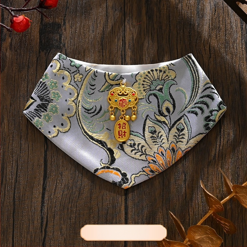 Τρίγωνικό φουλάρι, κινεζικό στυλ, υφαντό σατέν, κέντημα (Υλικό: Ύφασμα; Τρόπος ύφανσης: Σατέν ύφανση; Διαδικασία: Κέντημα; Στυλ: Κινέζικο)