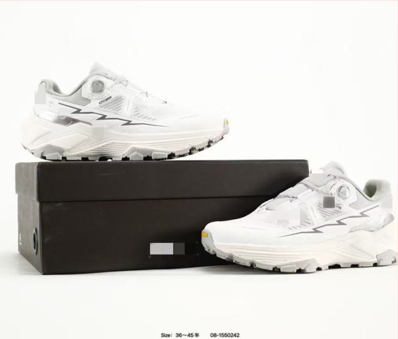 Хайкинг обувки – (вентилирана мрежеста подплата, EVA горна част, PU междинна подметка, противохлъзгаща гумена външна подметка, предно връзване)