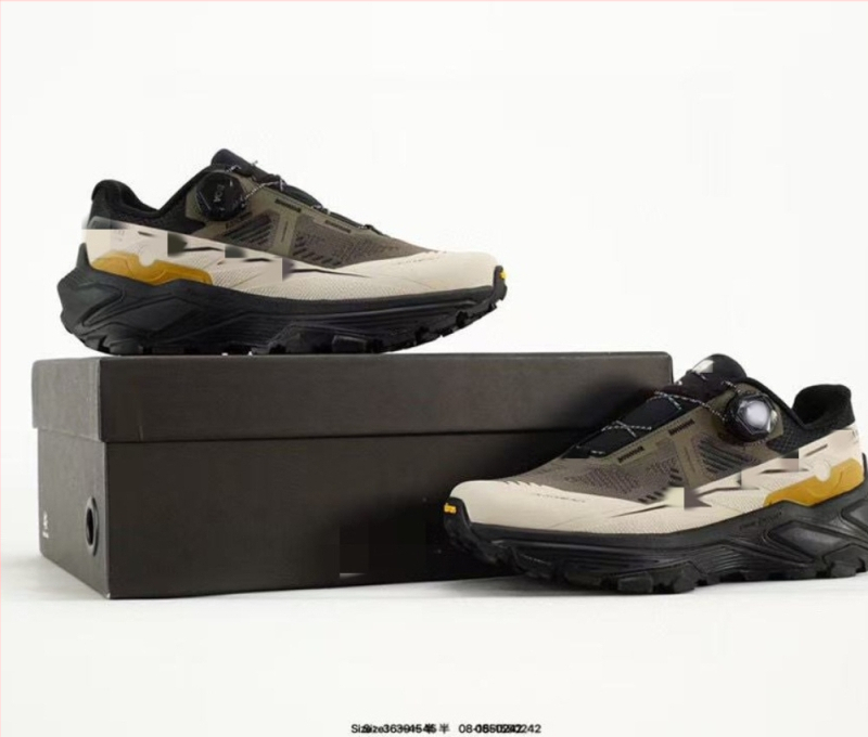 Хайкинг обувки – (вентилирана мрежеста подплата, EVA горна част, PU междинна подметка, противохлъзгаща гумена външна подметка, предно връзване)