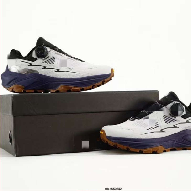 Хайкинг обувки – (вентилирана мрежеста подплата, EVA горна част, PU междинна подметка, противохлъзгаща гумена външна подметка, предно връзване)