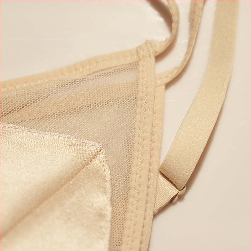 Σουτιέν από μετάξι με τρίγωνικά cups, χωρίς μεταλλικό στηρίγμα, 3/4 cup με λεπτό διαμορφωμένο σχήμα, σταθερές διπλές τιράντες, πίσω κούμπωμα με τρεις σειρές αγκιστριών