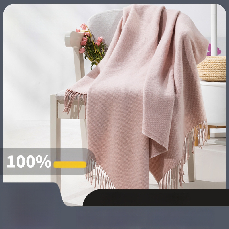 Pătură din lână Merino — model geometric, stil modern minimalist, greutate 300–499 g, potrivită pentru primăvară și toamnă