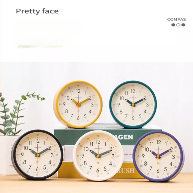 Ceas de birou cu afișaj analog, mișcare lină a secundelor, alimentat cu baterie și funcție de alarmă