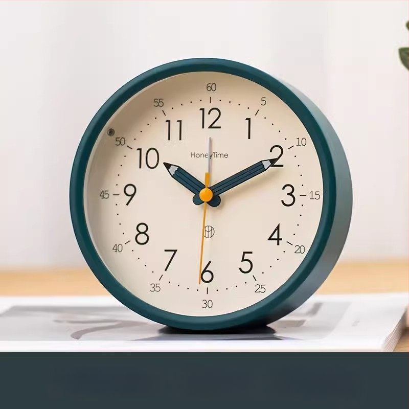 Ceas de birou cu afișaj analog, mișcare lină a secundelor, alimentat cu baterie și funcție de alarmă