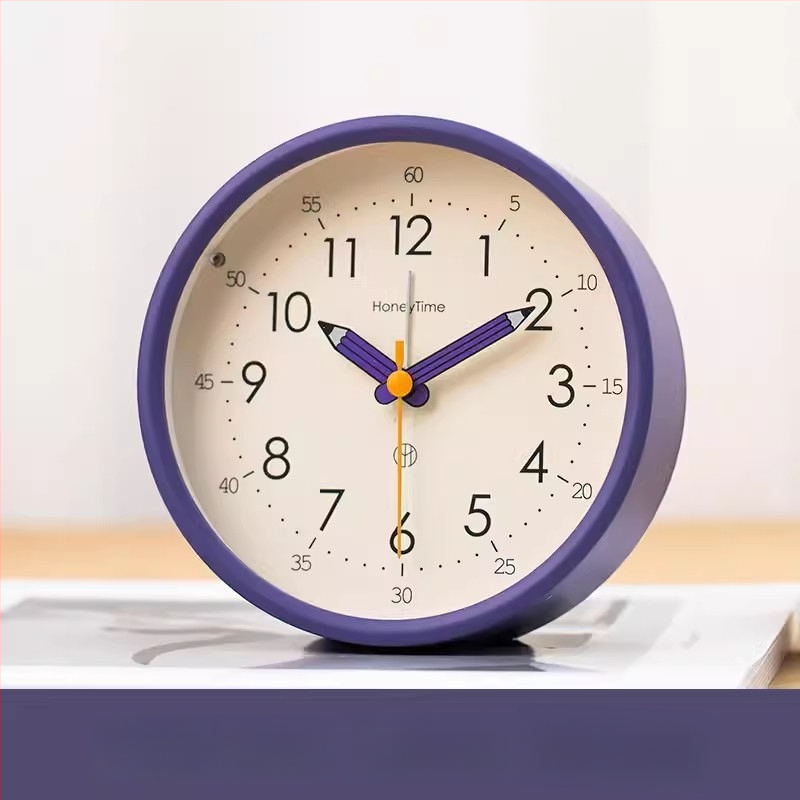 Ceas de birou cu afișaj analog, mișcare lină a secundelor, alimentat cu baterie și funcție de alarmă
