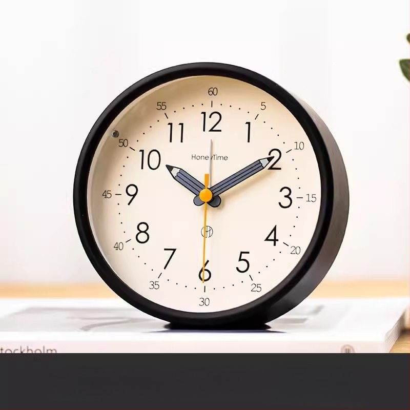 Ceas de birou cu afișaj analog, mișcare lină a secundelor, alimentat cu baterie și funcție de alarmă