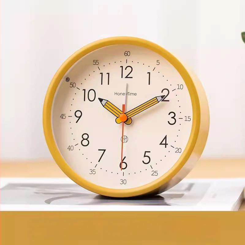 Ceas de birou cu afișaj analog, mișcare lină a secundelor, alimentat cu baterie și funcție de alarmă