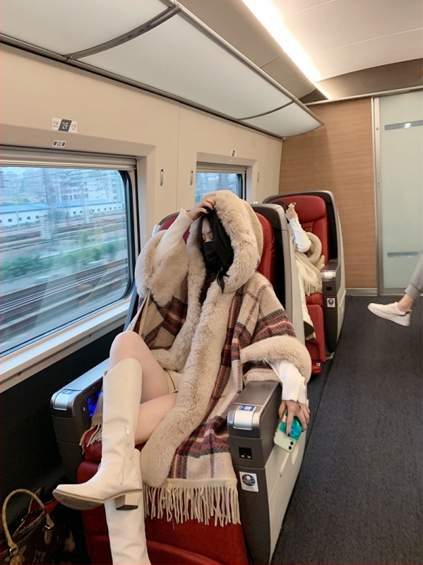 Női kapucnis kockás kötött kabát, laza szabású, középhosszú, szőrme gallérral