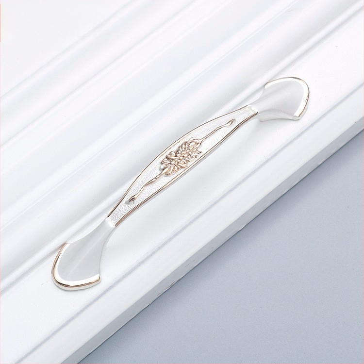 Mâner pentru sertar și ușă de dulap, aliaj de zinc, finisaj vintage, model 72, brand Prosperity, stil light luxury