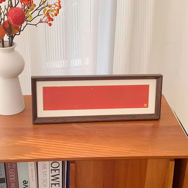 Διακοσμητικός πίνακας με κάδρο σε στιλ μοντέρνου μινιμαλισμού; υλικό κάδρου: οργανικό γυαλί (ακρυλικό); υλικό καμβά: φωτοχαρτί; τεχνική εκτύπωσης; κατηγορία: διακοσμητικοί πίνακες για κρέμασμα