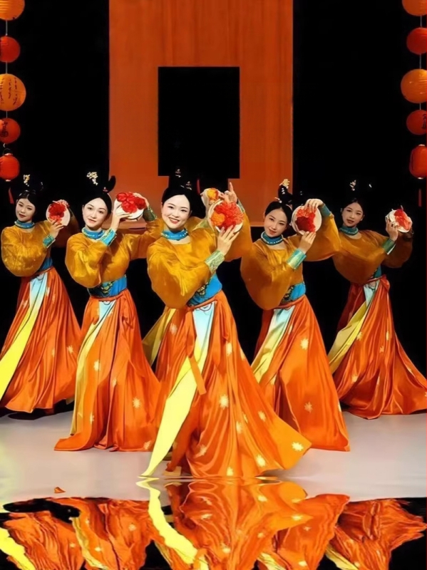 Tang-dinasztia kínai stílusú táncruha, hímzett, Modal anyag nyúl szőrével és poliészterrel keverve, széles szoknya