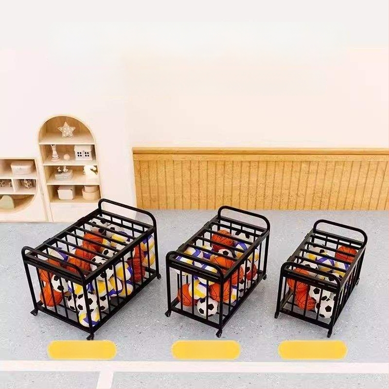 Mozgatható kültéri kosárlabda keret és labdabetároló kocsi iskolai sportpályához