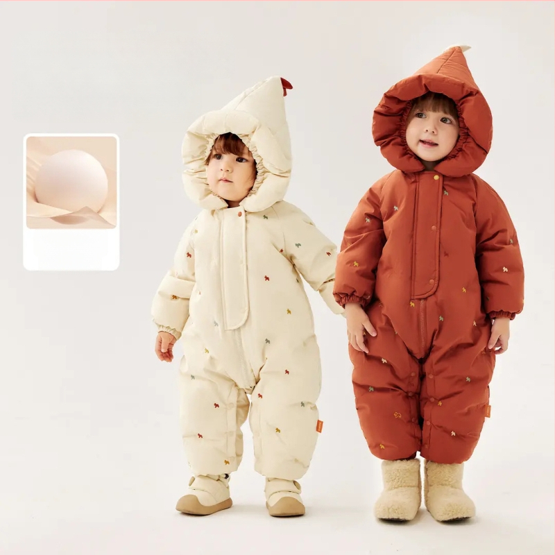 Detský jednopásový overal s perím, 86–90% bieleho kačacieho peria; vonkajšia látka a podšívka 100% polyester; vhodný pre novorodencov 0–1 rokov (do 80 cm); bez goliera