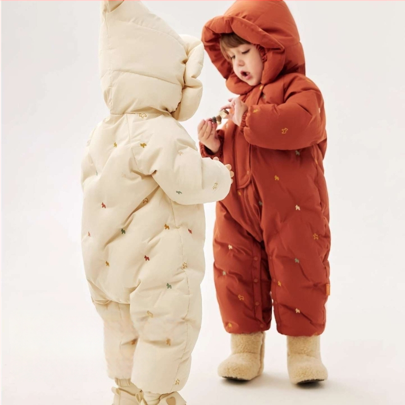 Detský jednopásový overal s perím, 86–90% bieleho kačacieho peria; vonkajšia látka a podšívka 100% polyester; vhodný pre novorodencov 0–1 rokov (do 80 cm); bez goliera