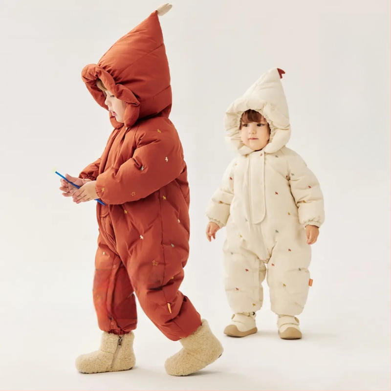 Detský jednopásový overal s perím, 86–90% bieleho kačacieho peria; vonkajšia látka a podšívka 100% polyester; vhodný pre novorodencov 0–1 rokov (do 80 cm); bez goliera