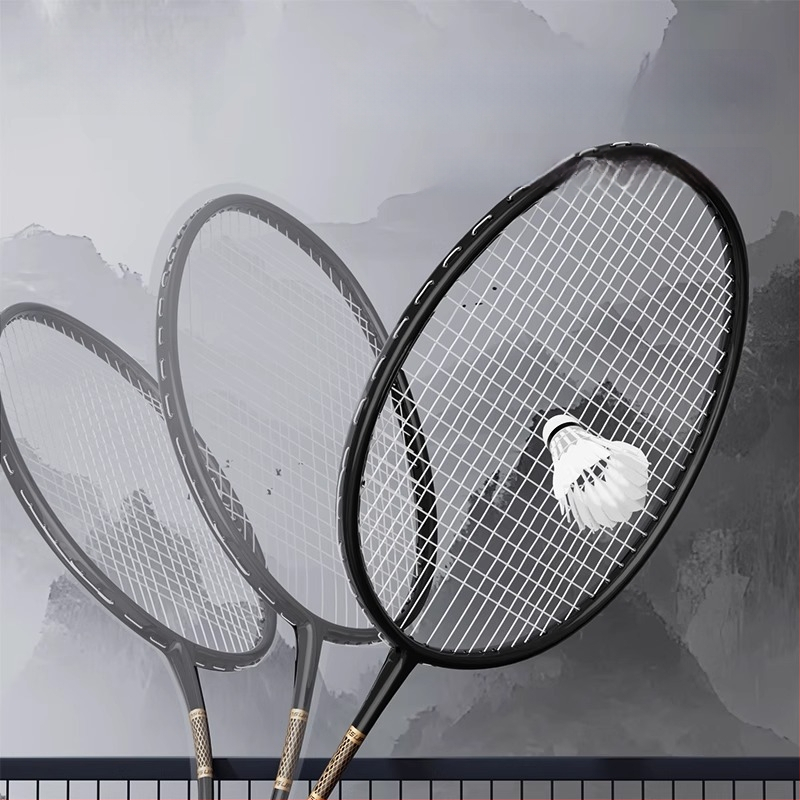 Ρακέτα Μπάντμιντον από ανθρακονήματα, ελαφριά, ενιαίου σχεδιασμού, ευθύς άξονας, 95–100 g, μεσαία σκληρότητα, κατάλληλη για αρχάριους