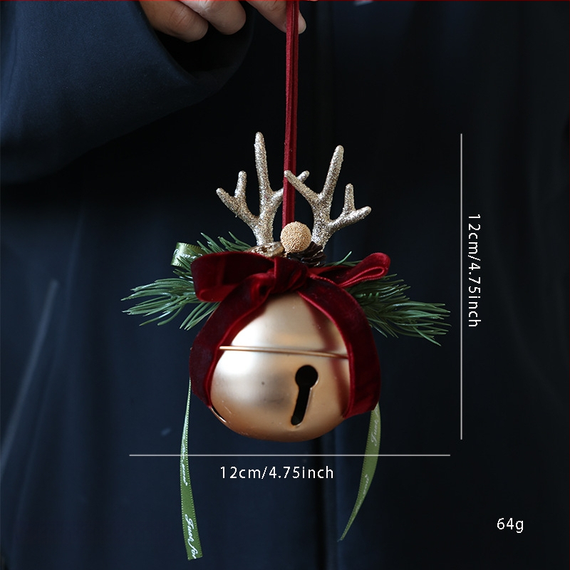 Коледна декорация за врата с панделка и камбанка, акцент шишарка, метал и дърво