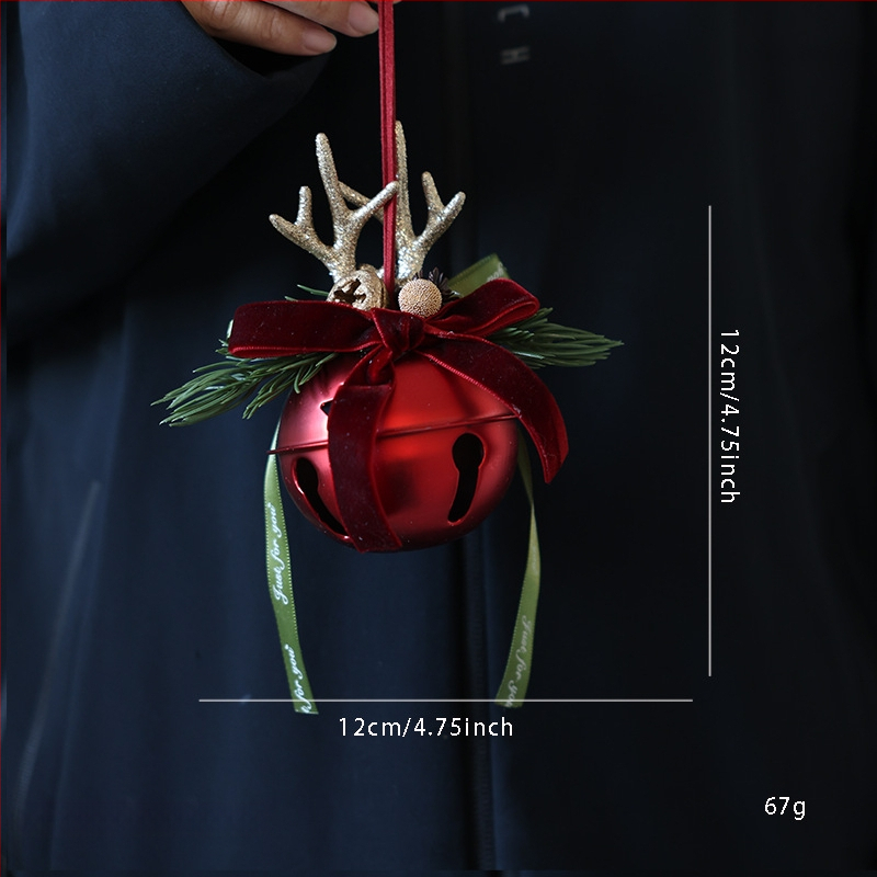 Коледна декорация за врата с панделка и камбанка, акцент шишарка, метал и дърво