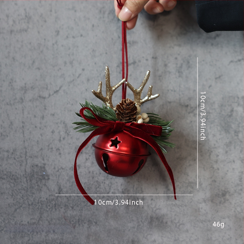 Коледна декорация за врата с панделка и камбанка, акцент шишарка, метал и дърво